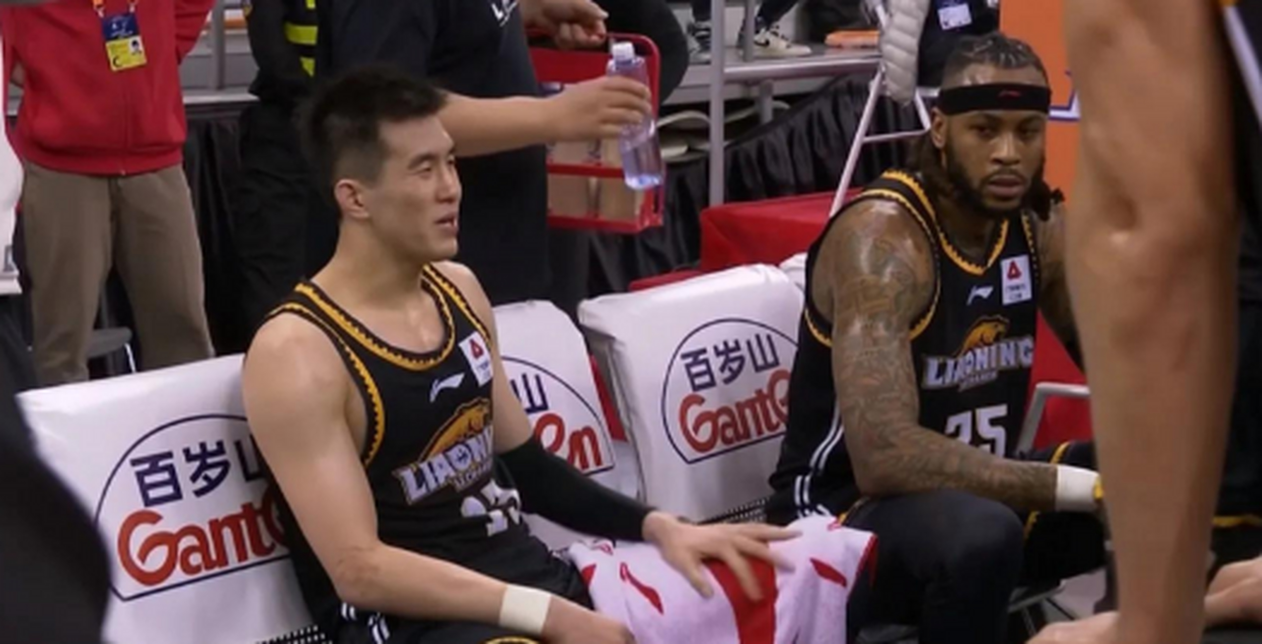 九州娱乐-上海队主场惜败，顽强表现却无法改写CBA联赛战绩的简单介绍