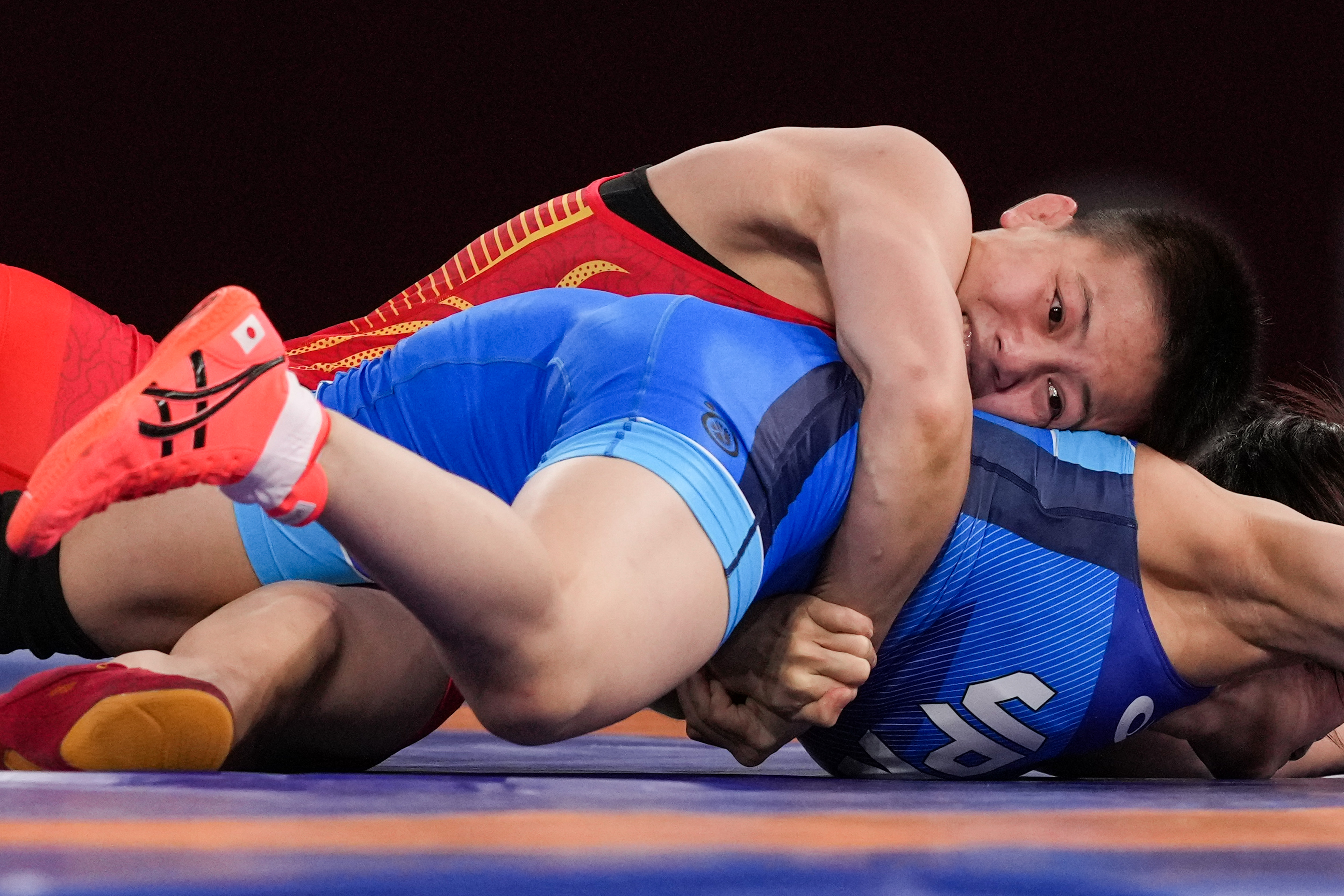 ju11.co-包含竞技场上劲敌对决！球员们挥洒汗水拼搏的词条